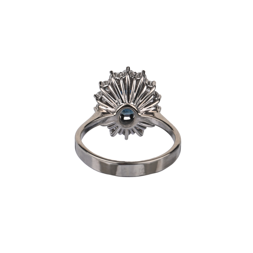 Ring, Saphir ca. 1,68 ct, 14 Brillanten ca. 0,64 ct, WG585 ca. 5,3 g, Ringweite 55