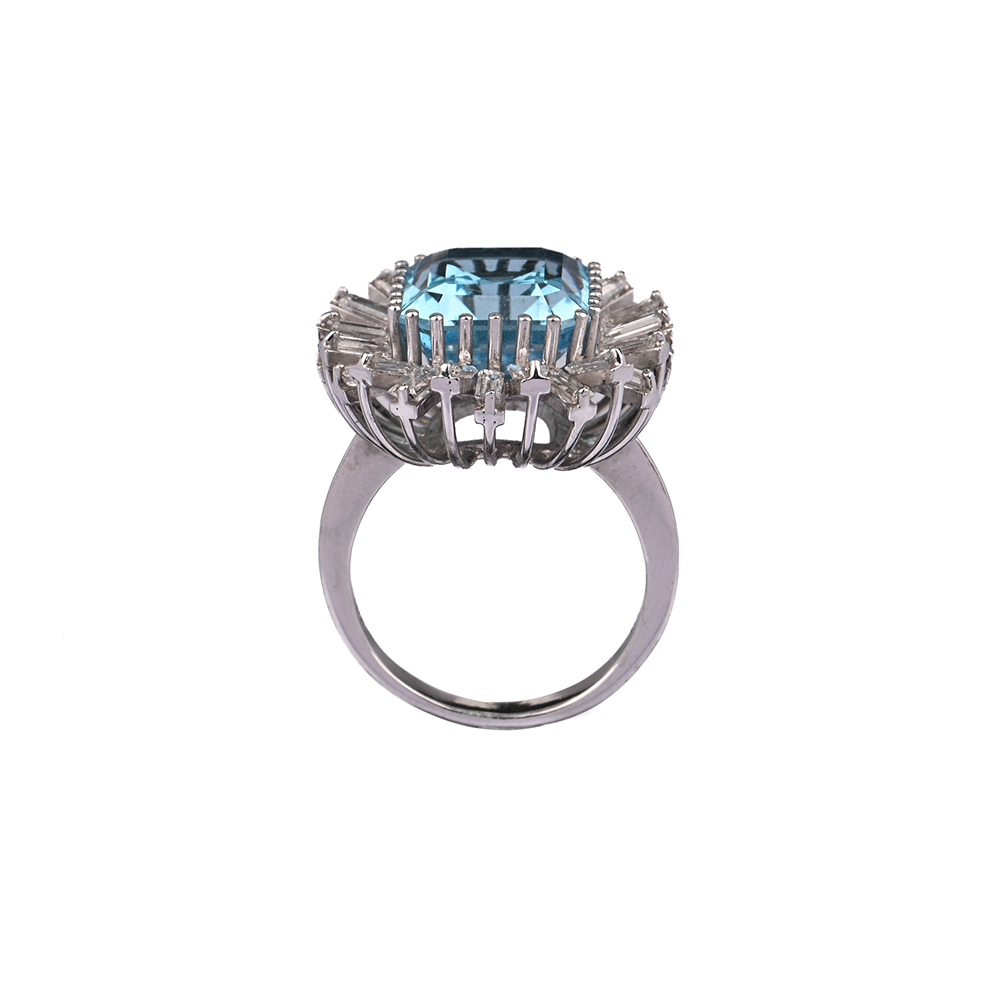 Ring, Topas ca. 13,6 x 11,3 mm, 28 Diamanten im Baguette-Schliff ca. 2,8 ct, WG585 ca. 9,3 g, Ringweite 53