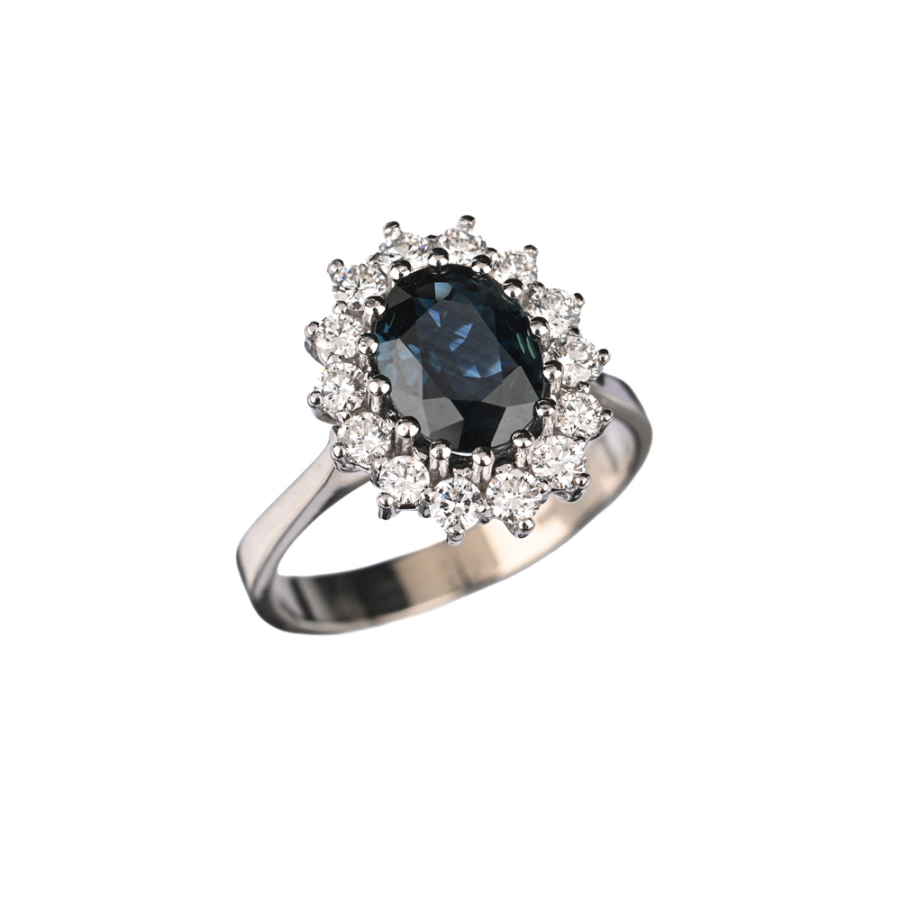 Ring, Saphir ca. 1,68 ct, 14 Brillanten ca. 0,64 ct, WG585 ca. 5,3 g, Ringweite 55 Ring, Saphir ca. 1,68 ct, 14 Brillanten ca. 0,64 ct, WG585 ca. 5,3 g, Ringweite 55