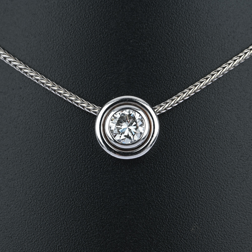 Collier mit Anhänger, Brillant ca. 1,30 ct, WG585 ca. 13,3 g, Länge ca. 40 cm