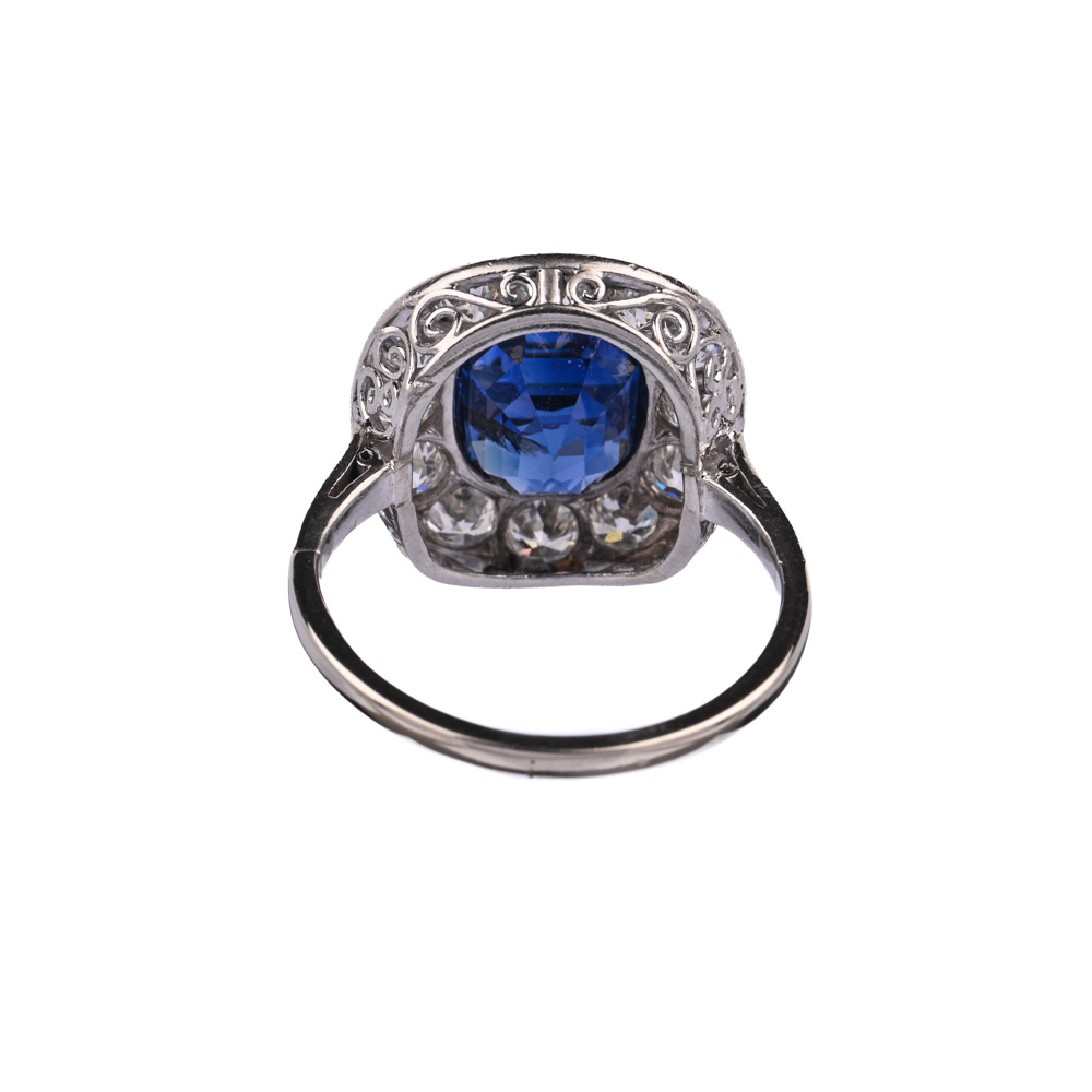 Ring, Saphir ca. 3,4 ct, 12 Brillanten ca. 1,71 ct, WG585 ca. 4,7 g, Ringweite 52 Ring, Saphir ca. 3,4 ct, 12 Brillanten ca. 1,71 ct, WG585 ca. 4,7 g, Ringweite 52