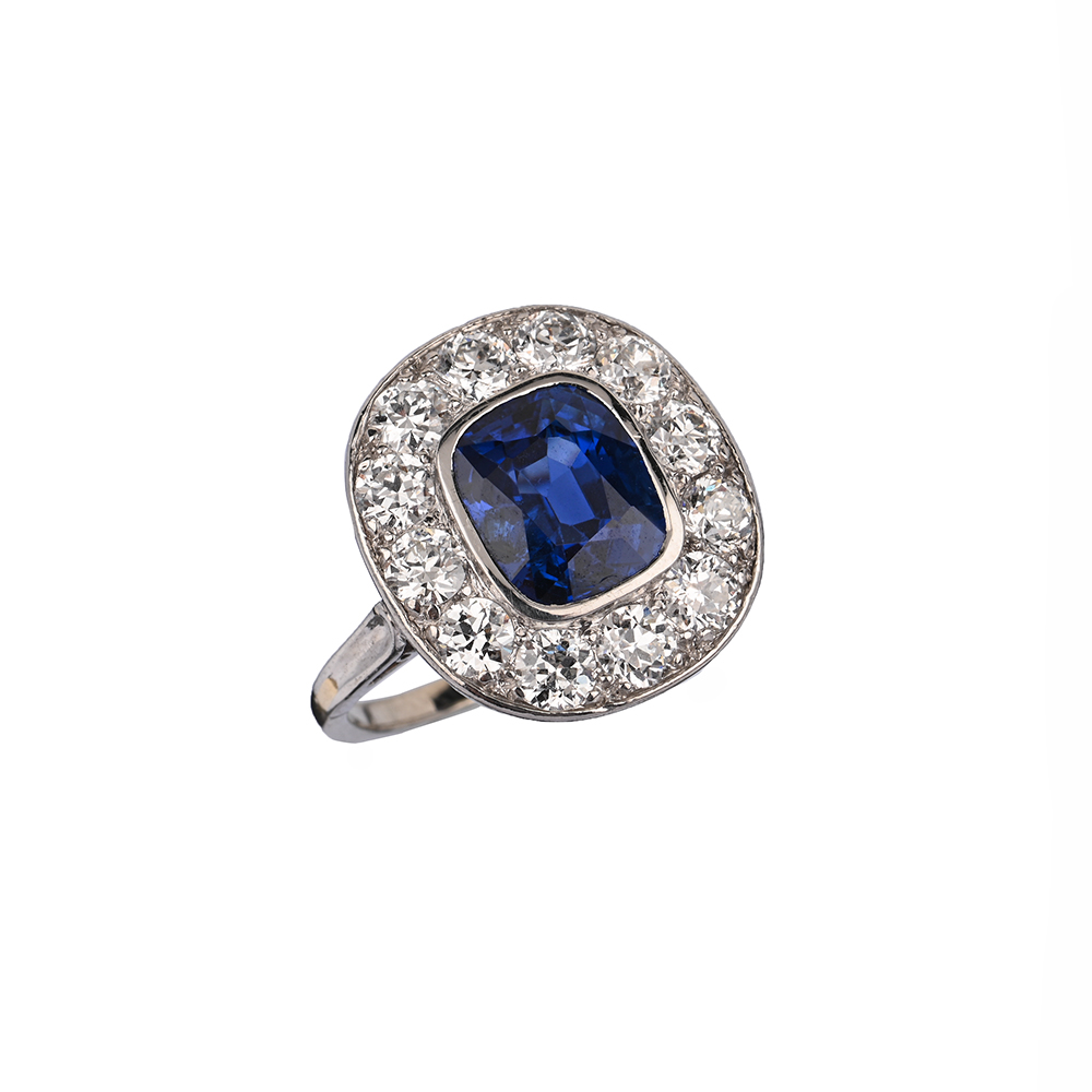 Ring, Saphir ca. 3,4 ct, 12 Brillanten ca. 1,71 ct, WG585 ca. 4,7 g, Ringweite 52