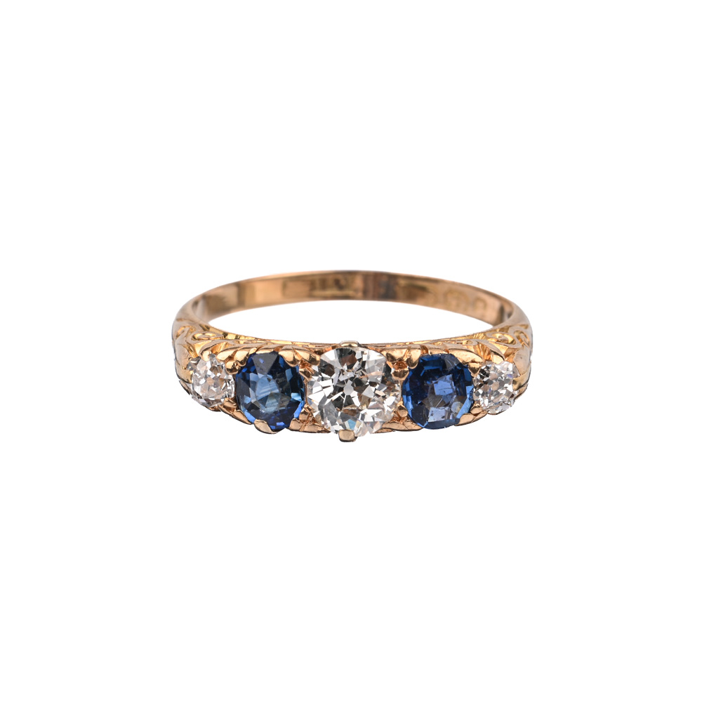 Ring, 3 Altschiff-Brillanten ca. 0,90 ct, 2 Saphire, Birmingham 1897, G750 ca. 3,8 g, Ringweite 56 Ring, 3 Altschiff-Brillanten ca. 0,90 ct, 2 Saphire, Birmingham 1897, G750 ca. 3,8 g, Ringweite 56