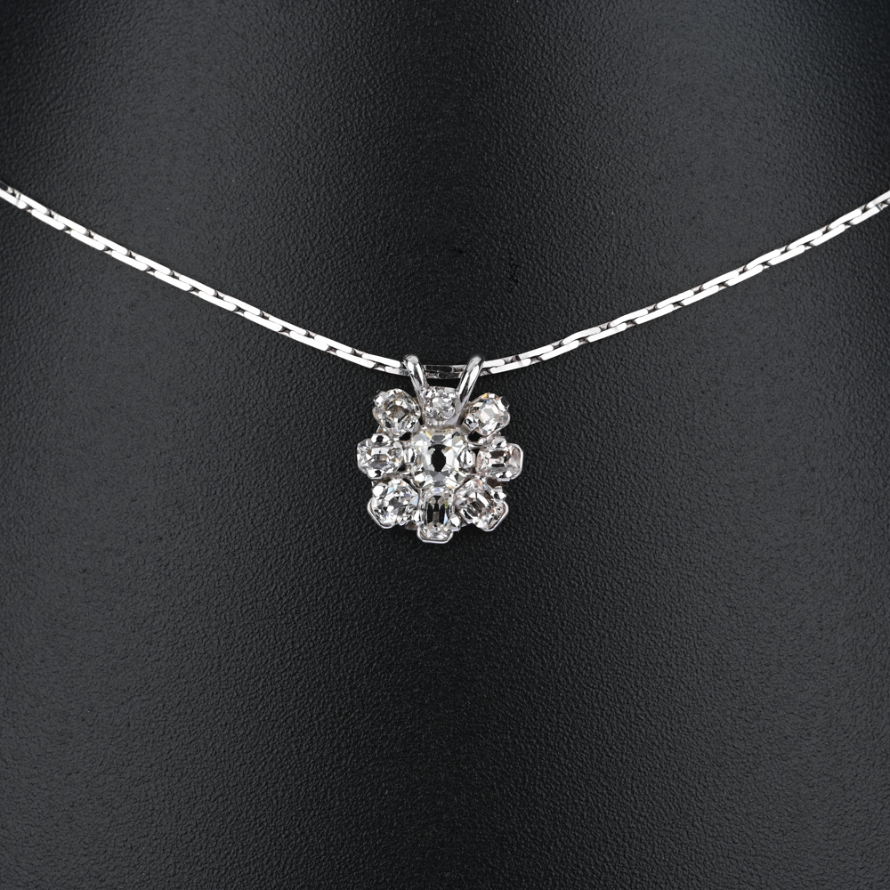 Halskette mit Anhänger, 9 Altschliff-Diamanten, WG750 ca. 5,1 g