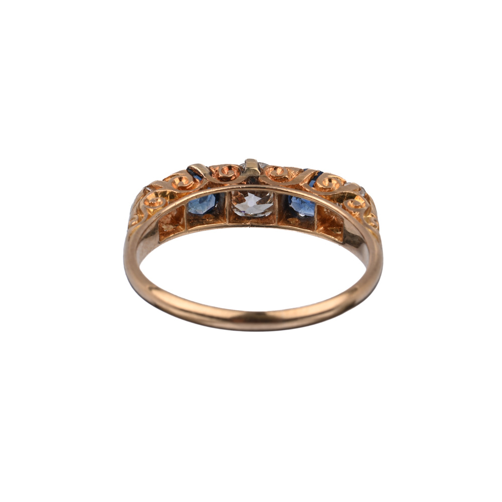 Ring, 3 Altschiff-Brillanten ca. 0,90 ct, 2 Saphire, Birmingham 1897, G750 ca. 3,8 g, Ringweite 56