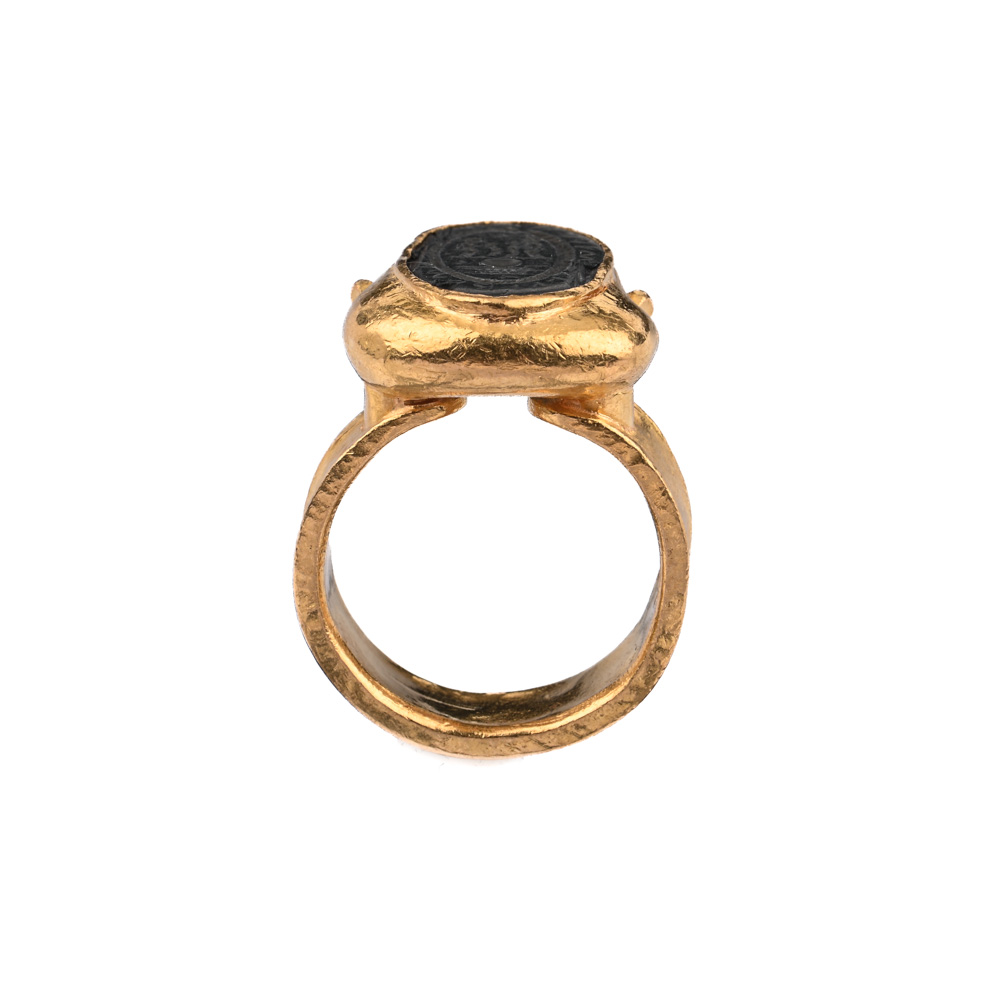 Siegel-Ring, gravierter Hämatitstein -Isis u. Osiris zwischen zwei Schlagen, G917 ca. 23,1 g, Ringweite 58