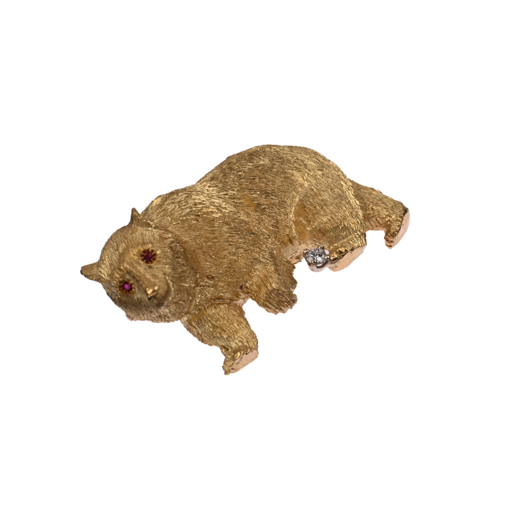 Brosche "Bär", Brillant ca. 0,05 ct, 2 Rubine ca. 0,05 ct, G750, ca. 21,1 g, Länge ca. 40 mm. Brosche "Bär", Brillant ca. 0,05 ct, 2 Rubine ca. 0,05 ct, G750, ca. 21,1 g, Länge ca. 40 mm.