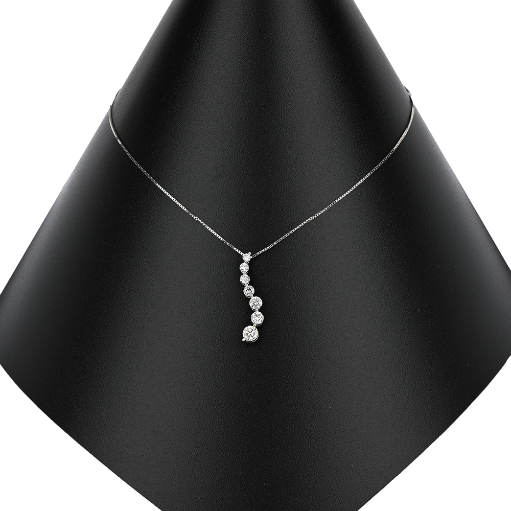 Halskette mit Anhänger, 7 Brillanten ca. 0,88 ct (Pi), WG585 ca. 2,8 g, Länge ca. 46 cm