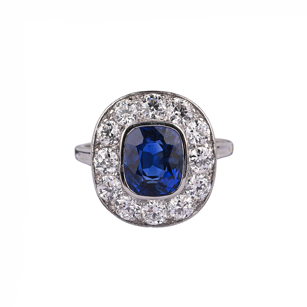 Ring, Saphir ca. 3,4 ct, 12 Brillanten ca. 1,71 ct, WG585 ca. 4,7 g, Ringweite 52