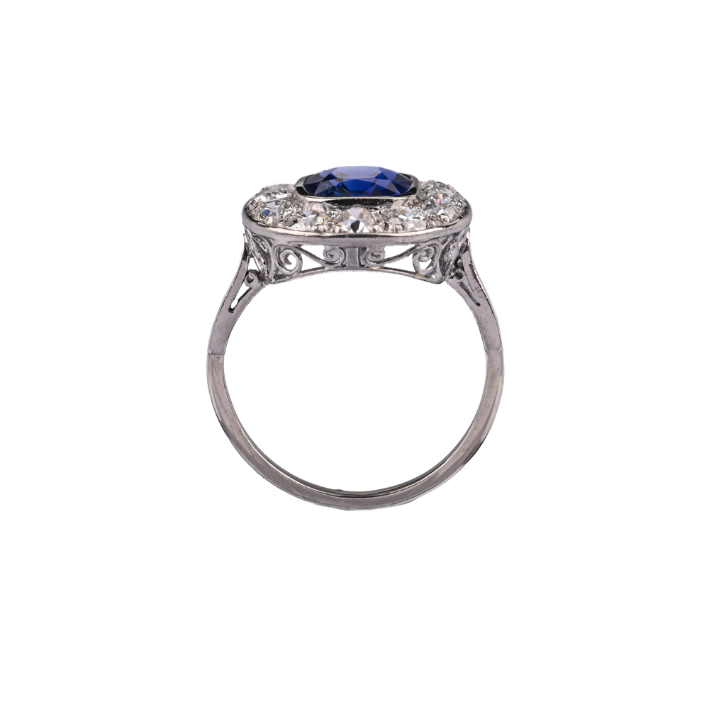 Ring, Saphir ca. 3,4 ct, 12 Brillanten ca. 1,71 ct, WG585 ca. 4,7 g, Ringweite 52 Ring, Saphir ca. 3,4 ct, 12 Brillanten ca. 1,71 ct, WG585 ca. 4,7 g, Ringweite 52