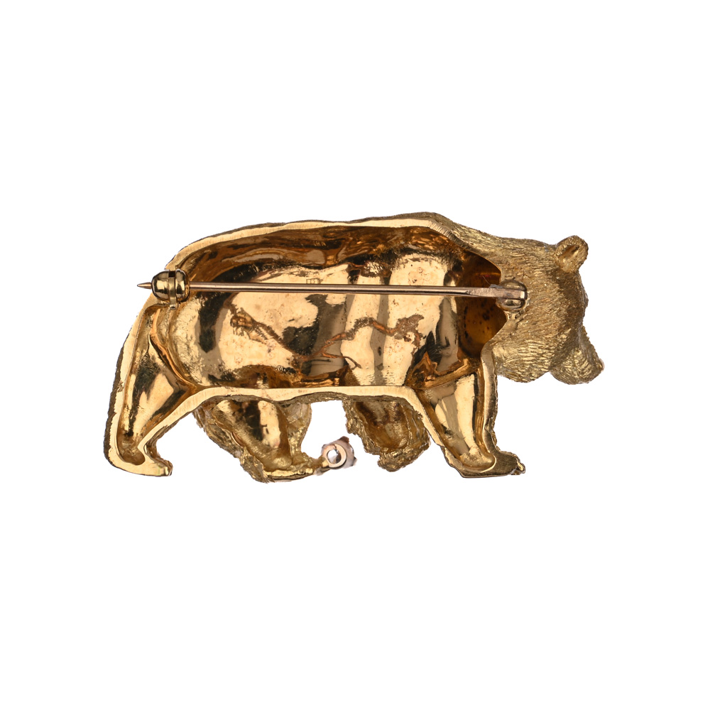 Brosche "Bär", Brillant ca. 0,05 ct, 2 Rubine ca. 0,05 ct, G750, ca. 21,1 g, Länge ca. 40 mm.