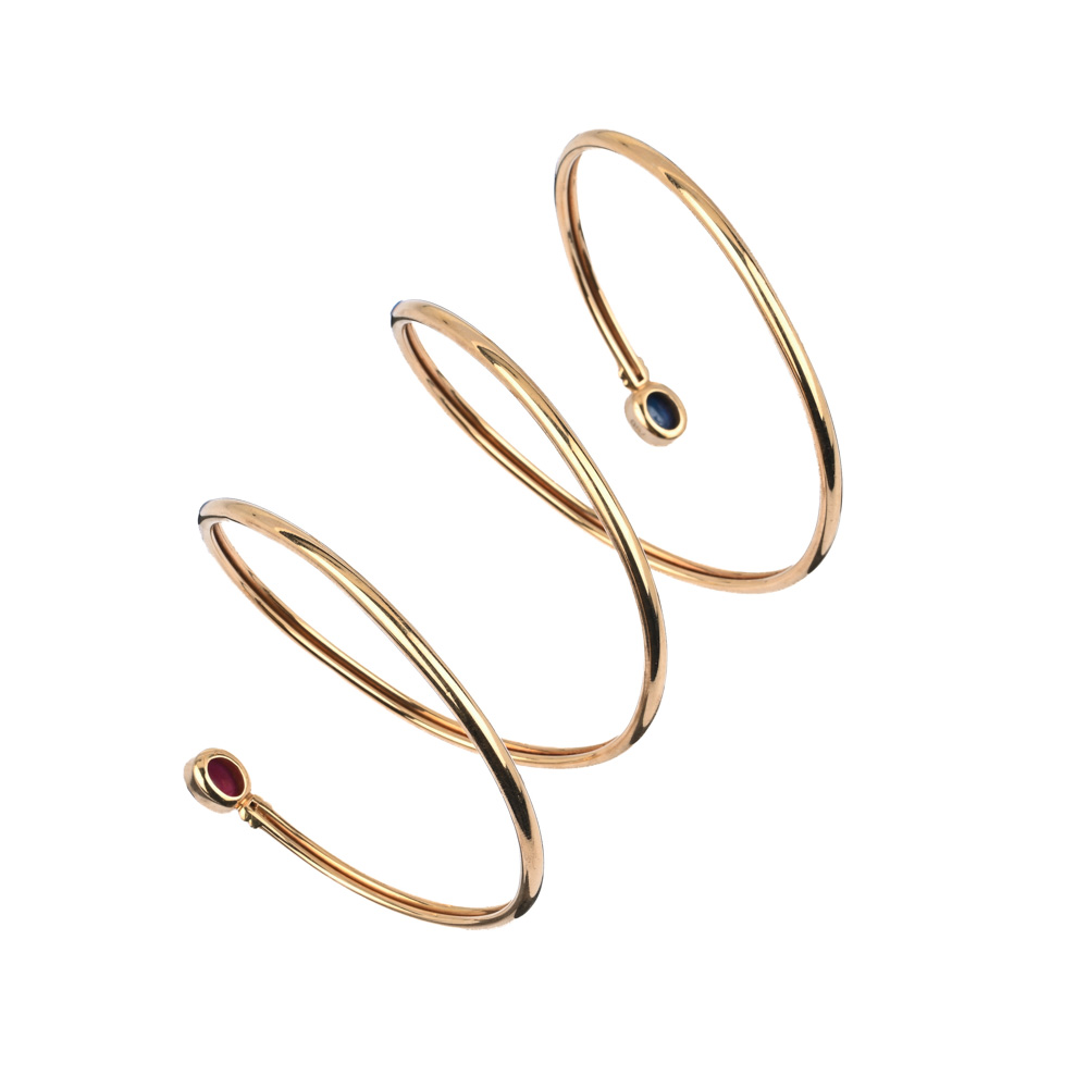 Spiral-Armreif mit Saphir- und Rubincabochon