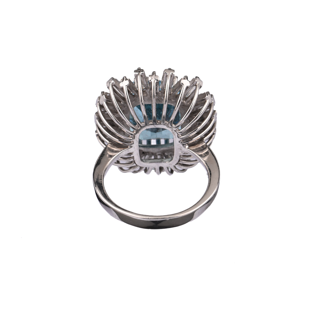 Ring, Topas ca. 13,6 x 11,3 mm, 28 Diamanten im Baguette-Schliff ca. 2,8 ct, WG585 ca. 9,3 g, Ringweite 53